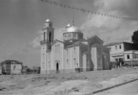 Ο Ιερός Ναός Υπαπαντής του Σωτήρος με χωμάτινο προαύλιο (1966)